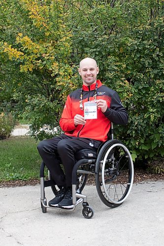 BROOK JONES / WINNIPEG FREE PRESS
Twenty-nine-year-old Lealand Muller represented Canada at the 2023 Invictus Games in D&#xfc;sseldorf, Germany from Sept. 9 to 16. Muller, who is pictured in his front yard at his home in Winnipeg, Man., Thursday, Sept. 21, 2023, competed in hand cycle, discuss and wheelchair basketball. Canada will play host to the 2025 Invictus Game in Vancouver and Whistler. 