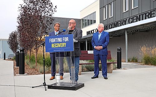 RUTH BONNEVILLE / WINNIPEG FREE PRESS

Local-  Bruce Oak funding presser

Kevin Klein, PC candidate for Kirkfield Park makes campaign announcement for more funding for Bruce Oake Recovery Centre outside the centre with Bob Lagass&#xe9;, PC candidate for Dawson Trail (left, grey suit) and Scott Johnston candidate for Assiniboia Thursday. 


Sept 21st, 2023

