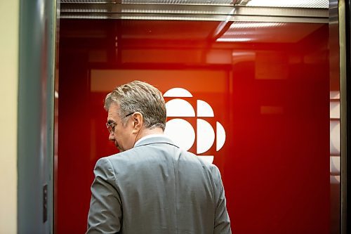 BROOK JONES / WINNIPEG FREE PRESS
Manitoba Liberal Party of Manitoba Leader Dougal Lamont enters an elevator as he heads down to CBC's Studio 41 for the Leaders' Debate hosted by CBC, CTV News and Global in Winnipeg, Man., Thursday, Sept. 21, 2023. Manitobans head to the polls in the Manitoba Provincial Election Tuesday, Oct. 3, 2023. 