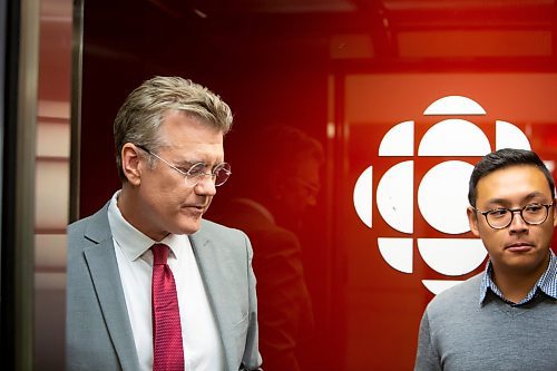 BROOK JONES / WINNIPEG FREE PRESS
Manitoba Liberal Party of Manitoba Leader Dougal Lamont (left) is pictured in an elevator as he heads down to CBC's Studio 41 for the Leaders' Debate hosted by CBC, CTV News and Global News in Winnipeg, Man., Thursday, Sept. 21, 2023. Manitobans head to the polls in the Manitoba Provincial Election Tuesday, Oct. 3, 2023. 