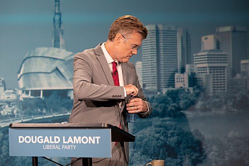 BROOK JONES / WINNIPEG FREE PRESS
Manitoba Liberal Party Leader Dougald Lamont opening a bottle of water moments before the start of the Manitoba Leaders' Debate hosted by CBC, CTV News and Gloobal News at CBC's Studio 41 in Winnipeg, Man., Thursday, Sept. 21, 2023. Manitobans head to the polls in the Manitoba Provincial Election Tuesday, Oct. 3, 2023.
