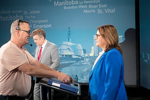 BROOK JONES / WINNIPEG FREE PRESS
CBC employee Jeff Stapleton (left) getting a clip mic ready for PC Party of Manitoba Leader Heather Stefanson moments before the start of the Manitoba Leaders' Debate hosted by CBC, CTV News and Gloobal News at CBC's Studio 41 in Winnipeg, Man., Thursday, Sept. 21, 2023. Manitobans head to the polls in the Manitoba Provincial Election Tuesday, Oct. 3, 2023. 