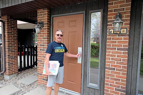 Bill Marsh, Brandon's only Green Party candidate, visits residences in Brandon West earlier this week. (Colin Slark/The Brandon Sun)