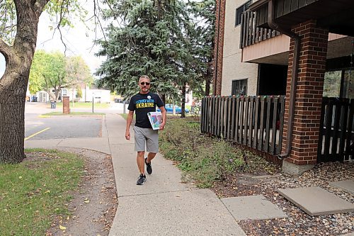 Bill Marsh, Brandon's only Green Party candidate, visits residences in Brandon West earlier this week. (Colin Slark/The Brandon Sun)