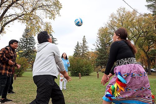 22092023
Students play with a volleyball after a fall feast at Sioux Valley High School in Brandon on Friday. The feast was followed by drumming and a round dance. (Tim Smith/The Brandon Sun)