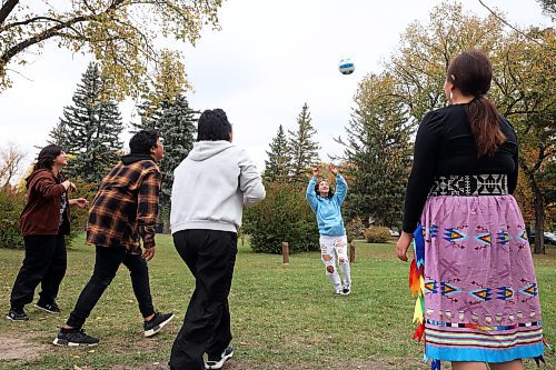 22092023
Students play with a volleyball after a fall feast at Sioux Valley High School in Brandon on Friday. The feast was followed by drumming and a round dance. (Tim Smith/The Brandon Sun)