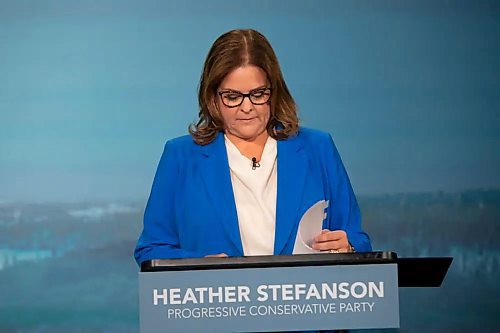 Progressive Conservative Party of Manitoba Leader Heather Stefanson repeatedly consulted her notes during the Manitoba Leaders’ Debate hosted by CBC, CTV News and Global News, Thursday. (Brook Jones/Winnipeg Free Press)