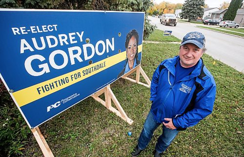 JOHN WOODS / WINNIPEG FREE PRESS
Kirk Shakelford, resident in the Southdale constituency, is photographed with his Audrey Garden sign on his front yard in Winnipeg Monday, September  25, 2023. 

Reporter: macintosh