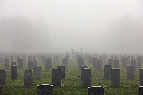 26092023
Workers are shrouded in fog at the Brandon Municipal Cemetery on a cool Tuesday morning. Thick fog blanketed the wheat city throughout the morning. 
(Tim Smith/The Brandon Sun)