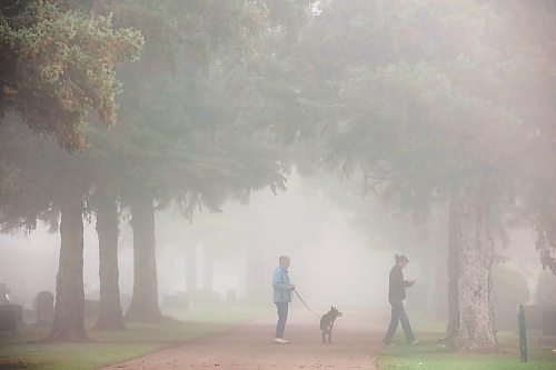 26092023
Thick fog hangs over the Brandon Municipal Cemetery on a cool Tuesday morning. 
(Tim Smith/The Brandon Sun)