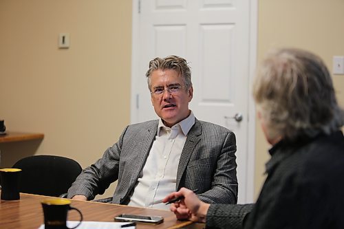 Manitoba Liberal Leader Dougald Lamont talks with Matt Goerzen, managing editor at the Sun in Brandon on Tuesday. (Michele McDougall/The Brandon Sun)