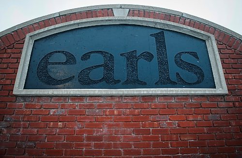 JOHN WOODS / WINNIPEG FREE PRESS
The former Earls restaurant on Main at York has been closed for several years and is photographed Tuesday, November 29, 2022. Reportedly, the owner of the King&#x573; Head is planning to open a seafood restaurant at the location.

Re: gabby