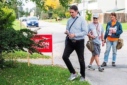 MIKAELA MACKENZIE / WINNIPEG FREE PRESS

Liberal candidate Robert Falcon-Oulette polls the vote with his team in Windsor Park on Wednesday, Sept. 27, 2023. For Maggie story.
Winnipeg Free Press 2023.