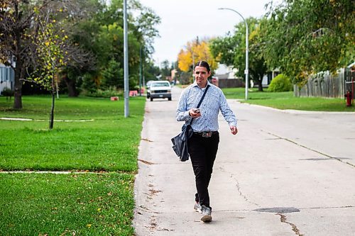 MIKAELA MACKENZIE / WINNIPEG FREE PRESS

Liberal candidate Robert Falcon-Oulette polls the vote in Windsor Park on Wednesday, Sept. 27, 2023. For Maggie story.
Winnipeg Free Press 2023.