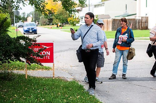 MIKAELA MACKENZIE / WINNIPEG FREE PRESS

Liberal candidate Robert Falcon-Oulette polls the vote with his team in Windsor Park on Wednesday, Sept. 27, 2023. For Maggie story.
Winnipeg Free Press 2023.