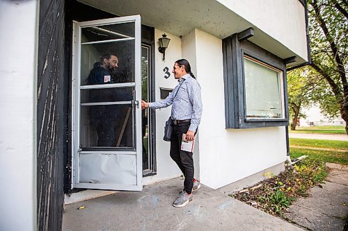 MIKAELA MACKENZIE / WINNIPEG FREE PRESS

Liberal candidate Robert Falcon-Oulette shakes hands with Ed Thompson before asking about his plan to vote in Windsor Park on Wednesday, Sept. 27, 2023. For Maggie story.
Winnipeg Free Press 2023.