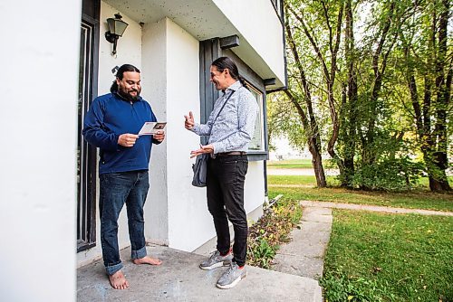 MIKAELA MACKENZIE / WINNIPEG FREE PRESS

Liberal candidate Robert Falcon-Oulette (right) speaks with Ed Thompson about his plan to vote in Windsor Park on Wednesday, Sept. 27, 2023. For Maggie story.
Winnipeg Free Press 2023.