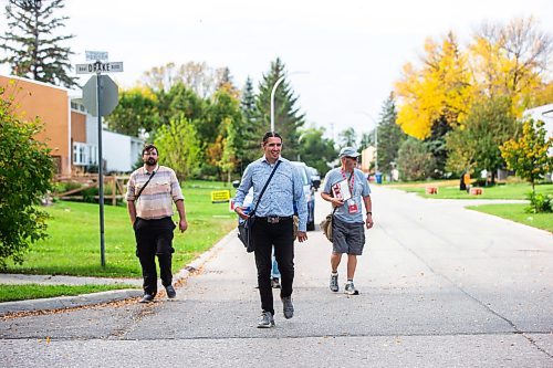 MIKAELA MACKENZIE / WINNIPEG FREE PRESS

Liberal candidate Robert Falcon-Oulette polls the vote with his team in Windsor Park on Wednesday, Sept. 27, 2023. For Maggie story.
Winnipeg Free Press 2023.