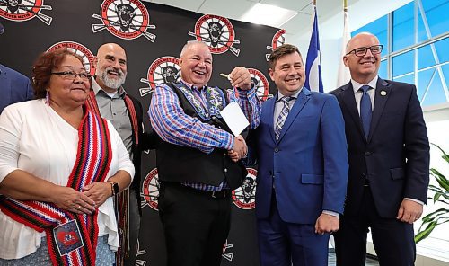 RUTH BONNEVILLE / WINNIPEG FREE PRESS

BIZ - MMF

The Manitoba Mtis Federation announces further investment into downtown with the purchase of 200  Main Street, from Wawanesa Insurance, at 200 Main  Thursday.

Wawanesa Insurance CFO, Ford Dowhan (blue suit), hands over the key to the building to David Chartrand MMF President for a photo opp after the announcement. 
Also in the photo: Mayor Scott Gillingham, MMF Housing Minister Will Goodon and elder Linda St. Cyr Saric.  

Gabby's story. 


Sept 28th, 2023

