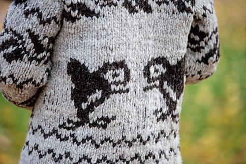 MIKAELA MACKENZIE / WINNIPEG FREE PRESS

Killer whales on Mary Galloway&#x573; cowichan sweater at Munson Park on Thursday, Sept. 28, 2023. Her documentary, The Cowichan Sweater, Our Knitted Legacy, is being released next week. For Randall King story.
Winnipeg Free Press 2023.