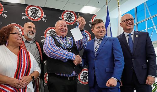 RUTH BONNEVILLE / WINNIPEG FREE PRESS

BIZ - MMF

The Manitoba Mtis Federation announces further investment into downtown with the purchase of 200  Main Street, from Wawanesa Insurance, at 200 Main  Thursday.

Wawanesa Insurance CFO, Ford Dowhan (blue suit), hands over the key to the building to David Chartrand MMF President for a photo opp after the announcement. 
Also in the photo: Mayor Scott Gillingham, MMF Housing Minister Will Goodon and elder Linda St. Cyr Saric.  

Gabby's story. 


Sept 28th, 2023

