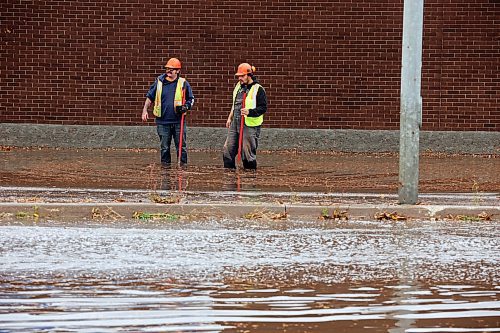 28092023
Workers try to clear drains to relieve flooding along Richmond Avenue west of 18th Street after a thunderstorm and downpour on Thursday morning. 
(Tim Smith/The Brandon Sun)