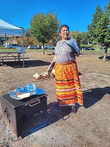 Merle Roulette, from Sandy Bay First Nation, taught students in Neepawa how to make bannock over an open fire on Friday as part of Truth and Reconciliation programming. (Miranda Leybourne/The Brandon Sun)