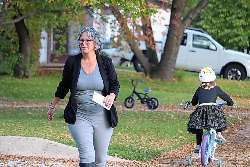 Spruce Woods Liberal candidate Michelle Budiwski goes door-knocking on Kirkcaldy Drive this past Monday in Brandon.  Budiwski is aiming to turn this riding red for the first time since its creation in 2008. (Kyle Darbyson/The Brandon Sun) 
