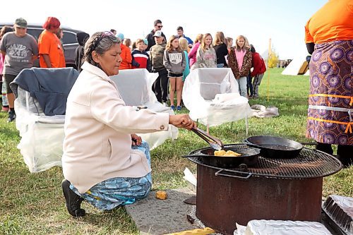 29092022
Shirley Brightnose, an Administrative Assistant with Jordan's Principle, cooks bannock for students during a third day of educational programming for westman students at Truth and Reconciliation Week 2023 at the Riverbank Discovery Centre on Friday. (Tim Smith/The Brandon Sun)