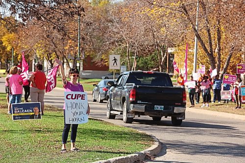 29092023
CUPE union members from Extendicare Valleyview Long-Term Care Home hold a rally along Victoria Avenue to demand better wages on Friday afternoon. 
(Tim Smith/The Brandon Sun)