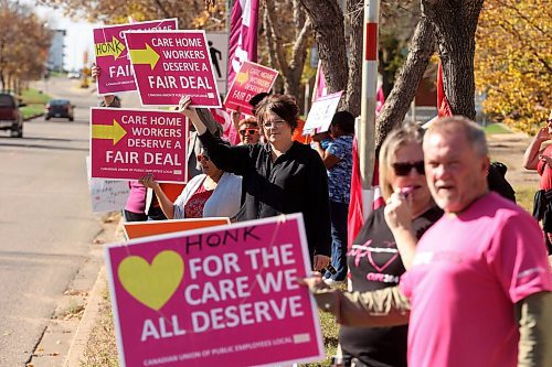 29092023
CUPE union members from Extendicare Valleyview Long-Term Care Home hold a rally along Victoria Avenue to demand better wages on Friday afternoon. 
(Tim Smith/The Brandon Sun)