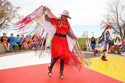 29092022
Dancers Alicia Trout of Cross Lake First Nation and Sam Jackson of Sioux Valley Dakota Nation demonstrate powwow dances for students during a third day of educational programming for westman students at Truth and Reconciliation Week 2023 at the Riverbank Discovery Centre on Friday. (Tim Smith/The Brandon Sun)