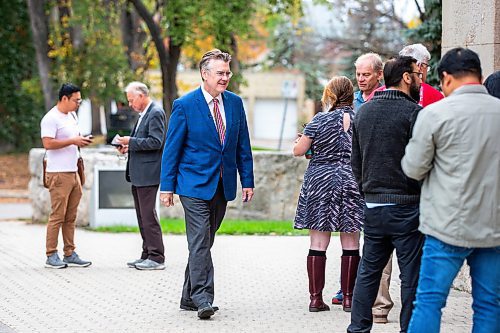 MIKAELA MACKENZIE / WINNIPEG FREE PRESS

Dougald Lamont greets Manitoba Liberal Party candidates before making a campaign announcement at the St. Boniface Cathedral on Monday, Oct. 2, 2023. For Carol story.
Winnipeg Free Press 2023.