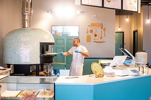 MIKAELA MACKENZIE / WINNIPEG FREE PRESS

Mohamad Yassin, chef, bakes flatbreads at Winnibakes on Monday, Oct. 2, 2023. For Eva story.
Winnipeg Free Press 2023.