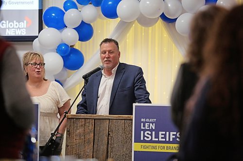 Progressive Conservative incumbent Len Isleifson addresses supporters at The Backyard On Aberdeen Avenue on Tuesday night following his election loss to NDP candidate Glen Simard. (Ian Hitchen/The Brandon Sun)