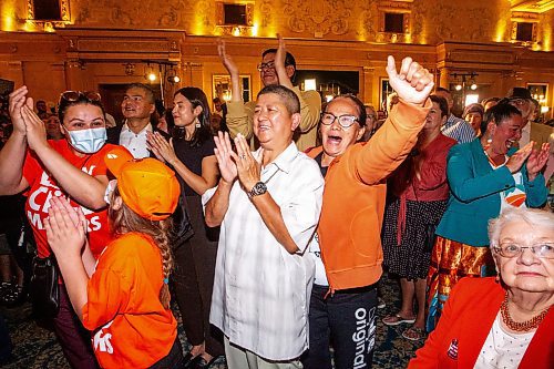 MIKAELA MACKENZIE / WINNIPEG FREE PRESS

Supporters Elizabeth de la Cruz (centre left) and Wilma Gaburno (centre right) cheer as results come in at the NDP party headquarters at the Fort Garry Hotel on Tuesday, Oct. 3, 2023. For election story.
Winnipeg Free Press 2023.