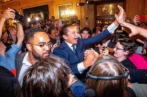 MIKAELA MACKENZIE / WINNIPEG FREE PRESS

NDP leader and new premier Wab Kinew walks into the NDP party headquarters at the Fort Garry Hotel on Tuesday, Oct. 3, 2023. For election story.
Winnipeg Free Press 2023.