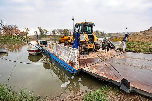RUTH BONNEVILLE / WINNIPEG FREE PRESS

49.8 - Glenboro feature 

Glenboro Field Trip with stop at Stockton Ferry which is nearby. 

Dale Miller uses the ferry to haul his bulldozer across the river.  


AV Kitching (she/her)

Arts & Life writer

