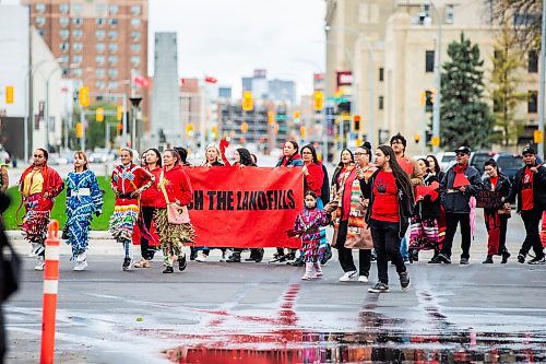 MIKAELA MACKENZIE / WINNIPEG FREE PRESS

Folks march down Broadway to the Manitoba Legislative Building for National Day of Action for Missing and Murdered Indigenous Women, Girls and Gender Diverse People on Wednesday, Oct. 4, 2023.
Winnipeg Free Press 2023.