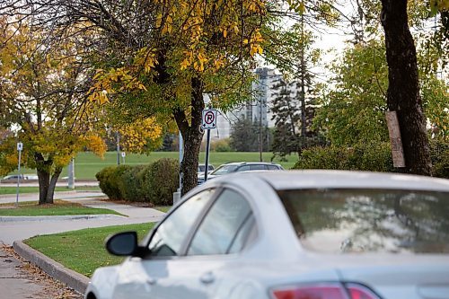 BROOK JONES / WINNIPEG FREE PRESS
A vehicle is parked in no parking zone along Plaza Drive in Winnipeg, Man., Wednesday, Oct. 4, 2023. The parking violation is parking where parking is prohibited.