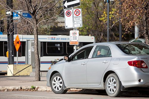 BROOK JONES / WINNIPEG FREE PRESS
A driver stops his vehicle in a temporary no stopping zone along Edmonton Street in Winnipeg, Man., Wednesday, Oct. 4, 2023. The parking violation is stopping where stopping is prohibited.
