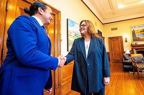 MIKAELA MACKENZIE / WINNIPEG FREE PRESS

Premier designate Wab Kinew and outgoing premier Heather Stefanson meet in the premier&#x2019;s office at the Manitoba Legislative Building on Thursday, Oct. 5, 2023. For Danielle story.
Winnipeg Free Press 2023.