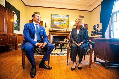 MIKAELA MACKENZIE / WINNIPEG FREE PRESS

Premier designate Wab Kinew and outgoing premier Heather Stefanson meet in the premier&#x2019;s office at the Manitoba Legislative Building on Thursday, Oct. 5, 2023. For Danielle story.
Winnipeg Free Press 2023.