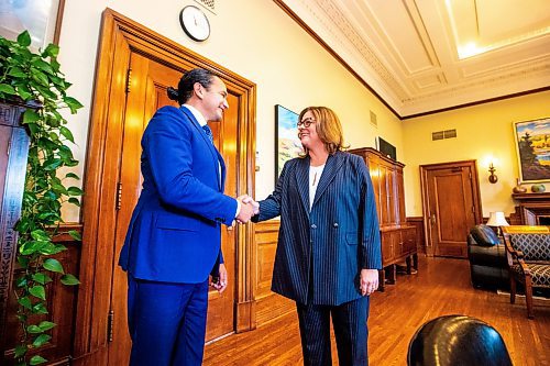 MIKAELA MACKENZIE / WINNIPEG FREE PRESS

Premier designate Wab Kinew and outgoing premier Heather Stefanson meet in the premier&#x2019;s office at the Manitoba Legislative Building on Thursday, Oct. 5, 2023. For Danielle story.
Winnipeg Free Press 2023.