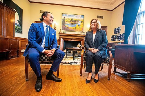 MIKAELA MACKENZIE / WINNIPEG FREE PRESS

Premier designate Wab Kinew and outgoing premier Heather Stefanson meet in the premier&#x2019;s office at the Manitoba Legislative Building on Thursday, Oct. 5, 2023. For Danielle story.
Winnipeg Free Press 2023.