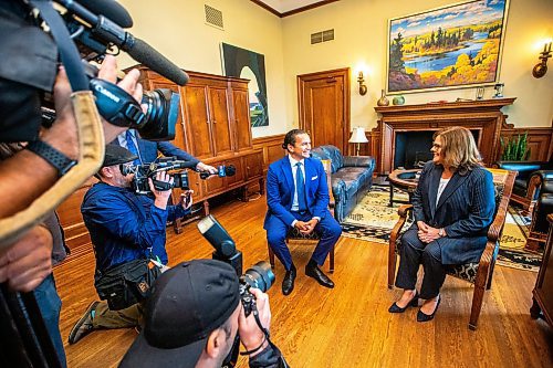 MIKAELA MACKENZIE / WINNIPEG FREE PRESS

Premier designate Wab Kinew and outgoing premier Heather Stefanson meet in the premier&#x2019;s office at the Manitoba Legislative Building on Thursday, Oct. 5, 2023. For Danielle story.
Winnipeg Free Press 2023.