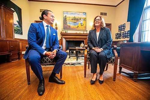 MIKAELA MACKENZIE / WINNIPEG FREE PRESS

Premier designate Wab Kinew and outgoing premier Heather Stefanson meet in the premier&#x2019;s office at the Manitoba Legislative Building on Thursday, Oct. 5, 2023. For Danielle story.
Winnipeg Free Press 2023.