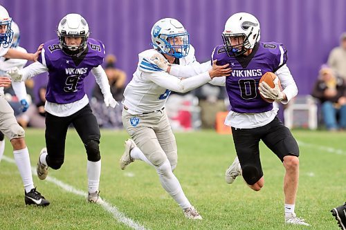 Hudson Brosseau of the Vikings tries to outrun Raiders' Owen Sampson. (Tim Smith/The Brandon Sun)