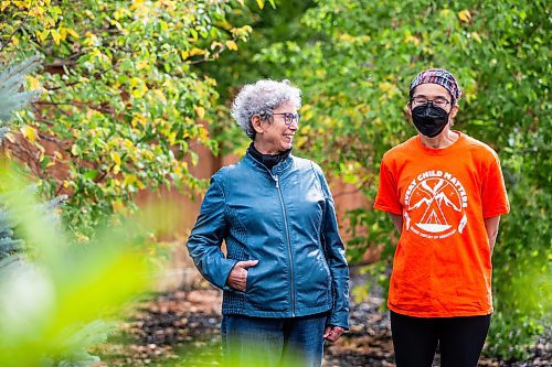 MIKAELA MACKENZIE / WINNIPEG FREE PRESS

Charleen Frenette (left) and Myrna Donald, who volunteer with United for Literacy, in Winnipeg on Friday, Oct. 6, 2023. For Aaron Epp story.
Winnipeg Free Press 2023.