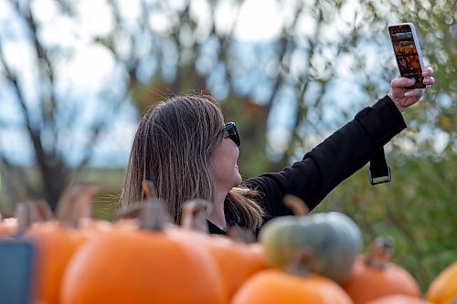 BROOK JONES / WINNIPEG FREE PRESS
Maoie Lizo takes a selfie while visiting Schwabe Pumpkins with her daughter Julia on the afternoon of Friday, Oct. 6, 2023. The mother and daughter were visiting the Manitoba attraction from B.C. Schwabe Pumpkins in the RM of St. Andrews is encouraging visitors to bring non-perishable food items to help fill a pumpkin bin worth of food to be dontated to the Selkirk Food Bank. Donations will be collected until Halloween. Schwabe Pumpkins is open Saturday from 10 a.m. to 6 p.m., Sunday and Thanksgiving Monday from 10 a.m. to 5 p.m. Things to do at Schwabe Pumpkins include: watre pump duck races, the small straw maze and pumpkin Tic Tac Toe. Wagons are also provided for pumpkin picking.
